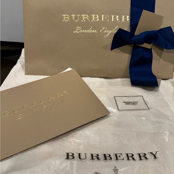 Burberry Contrast Check Sleeveless shirt - Picture 6 of 7